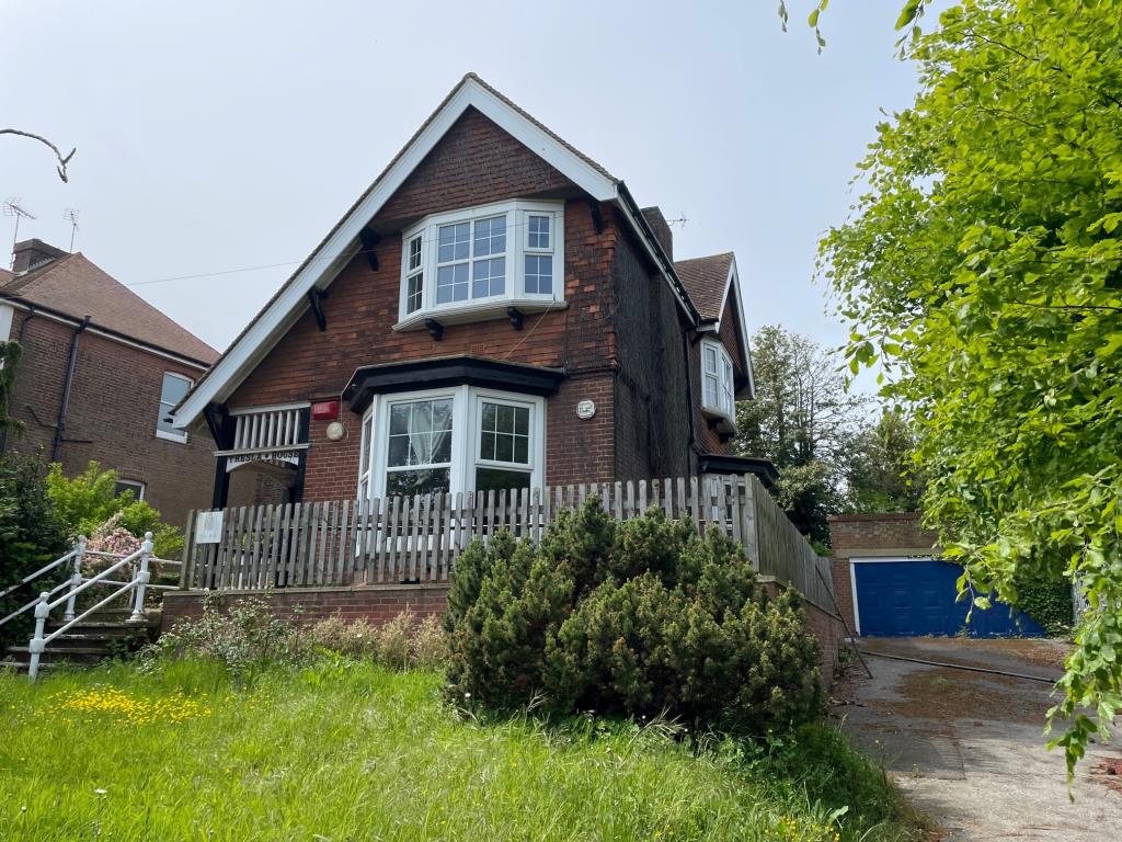 Lot: 112 - SUBSTANTIAL PROPERTY AND DOUBLE GARAGE AND POTENTIAL - front view with garage